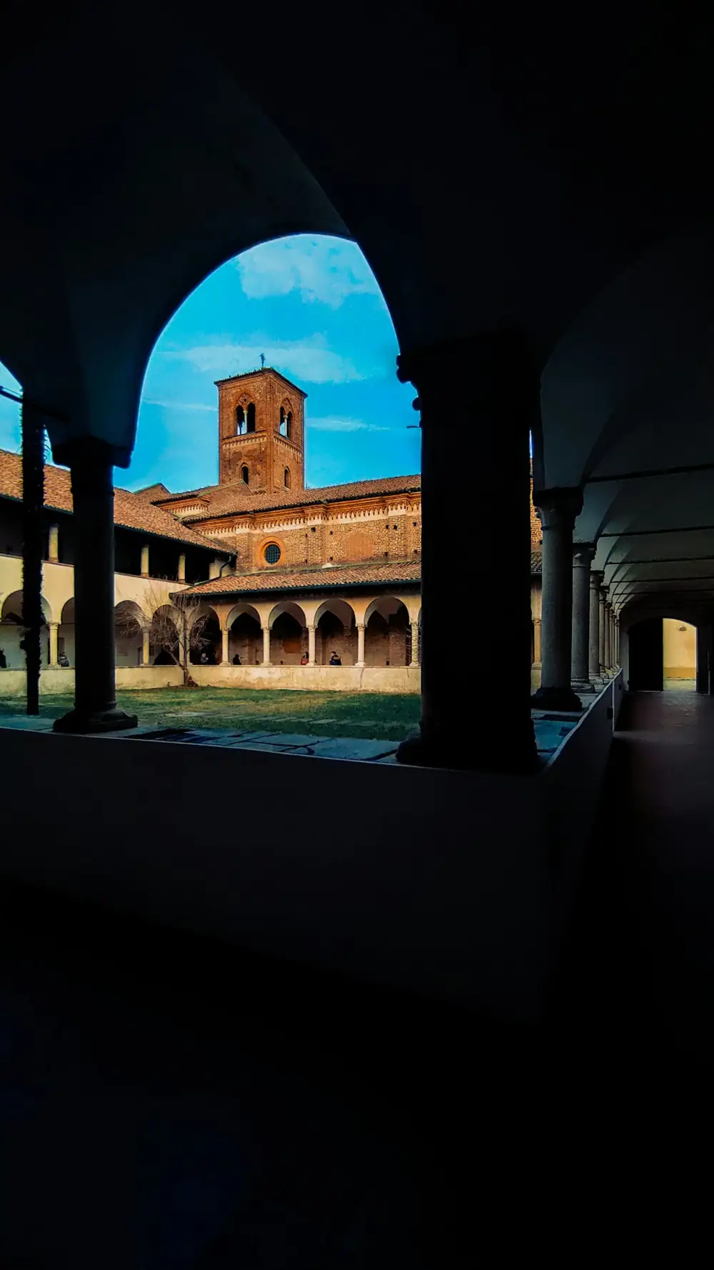 Chiostro visto attraverso un arco